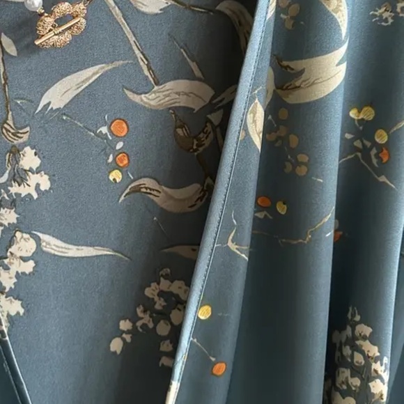 Beautiful satin robe - Picture 8 of 10